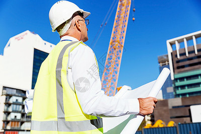 蓝图加身 工程师与建筑工人在施工现场的协奏曲