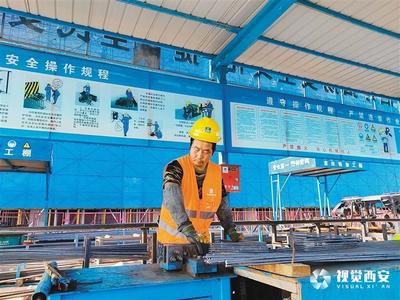 记者探访西安咸阳国际机场三期扩建工程空管中心项目建设现场 数据当砖瓦 电脑先"盖房" 工厂造构件 现场"拼"建筑